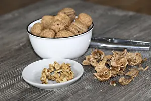Rustic Wood Table Decor Stampe: Close-up of walnuts on the table