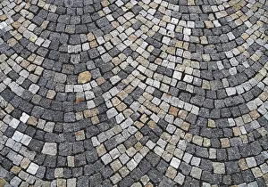 Cobblestone Road Stampe: Closeup view on a cobblestone road - pattern - background