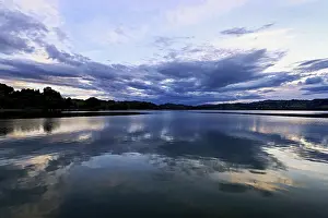 Stampe di Formazione di nuvole sopra Lac d'Aiguebelette, Grande Lago Naturale, ai piedi delle Montagne dell'Epine, Aiguebelette-le-Lac, Dipartimento della Savoia Lago Stampe: Formazione di nuvole sopra il Lac d'Aiguebelette.