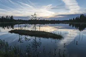 Lago Stampe: Riflessione di nuvole in un lago di foresta.