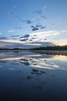 Lago Stampe: Riflessione di nuvola in un lago di foresta.