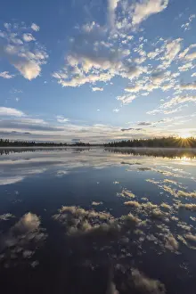 Lago Stampe: Riflessione di nuvola in un lago di foresta.