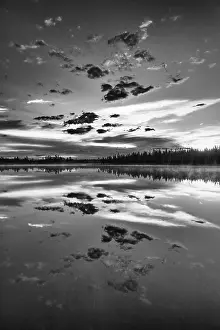 Lago Stampe: Riflessione di nuvola in un lago di foresta.