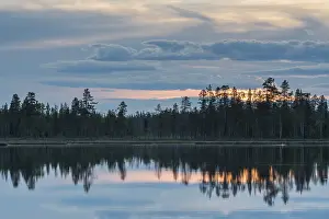Lago Stampe: Riflessione di nuvola in un lago di foresta.