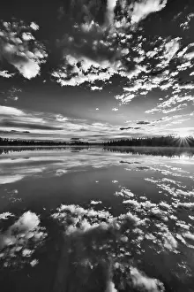 Lago Stampe: Riflessione di una nuvola in un lago di foresta.