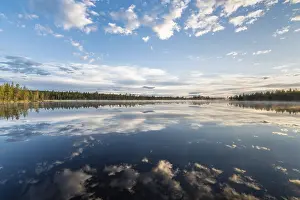 Lago Stampe: Riflessione di nuvole in un lago di foresta.