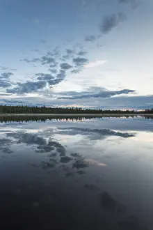 Lago Stampe: Riflessione di nuvola in un lago di foresta.