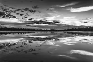 Swedish Nature Photography Stampe: Cloud reflection in a forest lake