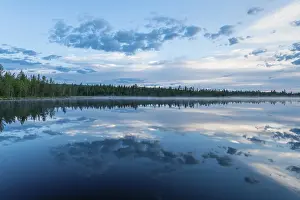 Lago Stampe: Riflessione di nuvola in un lago di foresta.