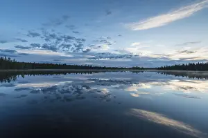 Lago Stampe: Riflessione di nuvola in un lago di foresta.