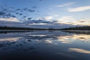 Lago Stampe: Riflessione di nuvole in un lago di foresta.