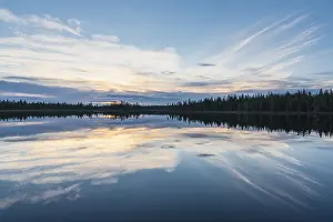 Lago Stampe: Riflessione di nuvole in un lago di foresta.