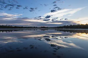 Lago Stampe: Riflessione di nuvola in un lago di foresta.