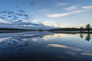 Lago Stampe: Riflessione di nuvola in un lago di foresta.