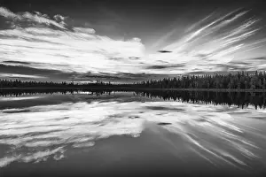 Stampe di Riflessione di nuvole in un lago di foresta, Norrbotten, Lapponia, Svezia, luglio 2017 Immagini Correlate Stampe: Riflesso di nuvola in un lago di foresta.