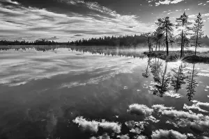 Stampe di Riflessione di nuvole in un lago di foresta, Norrbotten, Lapponia, Svezia, luglio 2017 Immagini Correlate Stampe: Riflessione di nuvole in un lago di foresta.