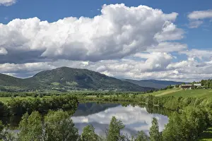 Stampe di Riflessione di nuvole nel fiume Glomma (Glama), Alvdal, Hedmark, Innlandet, Norvegia, giugno 2026 Riflessione di nuvole nel fiume Glomma (Glma), Alvdal, Hedmark, Innlandet, Norvegia, giugno 2026 Fiume Stampe: Riflessione di nuvole nel fiume Glomma (Glama).