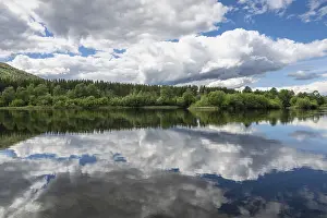 Stampe di Riflessione di nuvole nel fiume Glomma (Glåma), Alvdal, Hedmark, Innlandet, Norvegia, giugno 2026 Riflessione di nuvole nel fiume Glomma (Glåma), Alvdal, Hedmark, Innlandet, Norvegia, giugno 2026 Fiume Stampe: Riflessione di nuvole sul fiume Glomma (Glåma).