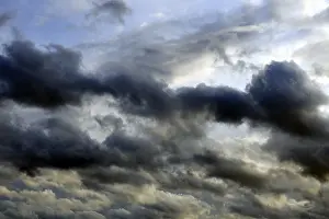 Stampe di Nuvole (Cumulus), nuvole di pioggia, nuvole temporalesche, tempesta elettrica in arrivo. Brandeburgo, Berlino Humilis Stampe: Nuvole (Cumulus), nuvole di pioggia, nuvole temporalesche.
