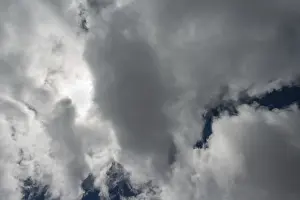 Cumulus Humilis Cloud Formation Stampe: Clouds against a dark sky
