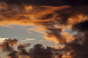 Orange Cloudy Sky Stampe: Clouds, orange cloudy sky after sunset