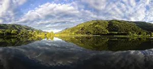 Cloudy Lake Reflections Stampe: Clouds are reflected in the lake