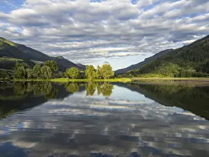 Immagini con data 13 giugno 2024: Le nuvole sono riflesse nel lago.