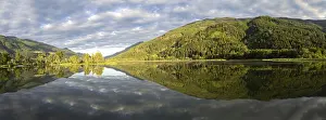 Immagini con data 13 giugno 2024: Le nuvole sono riflesse nel lago.