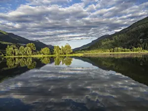 Austria Travel Photography Stampe: Clouds are reflected in the lake