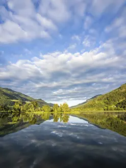 Stampe di Le nuvole sono riflesse nel lago, Gaishorner See alla luce del tramonto, Gaishorn am See, Paltental, Stiria, Austria Immagini Correlate Stampe: Le nuvole sono riflesse nel lago.
