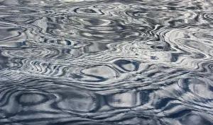 Blue Wave Pattern Stampe: Clouds reflected on the surface of the sea