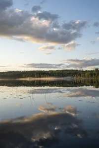 Scandinavian Landscape Photo Stampe: Clouds reflected on the water surface