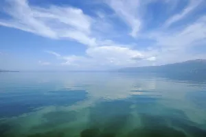Stampe di Nuvole riflesse sulla superficie dell'acqua, lago di Ohrid, Pogradec, regione di Korca, Albania Lago Stampe: Nuvole riflesse sulla superficie dell'acqua.