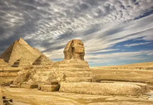 North African Landmarks Stampe: Clouds over Sphinx and pyramids in Cairo, Egypt