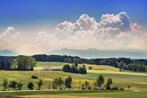 Stampe di Nubi a cluster (Cumulus) sopra la catena alpina, colline alpine, Alta Baviera, Baviera, Germania Humilis Stampe: Nuvole a cluster (Cumulus) sopra la catena alpina.