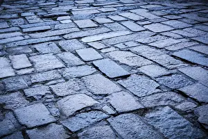 Deserted Roadway Scene Stampe: Cobblestone pavement background