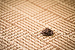 Uninhabited Coffee Scene Stampe: Some coffee beans on a squared tablecloth