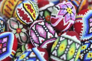 Easter Traditions And Customs Stampe: Collection of many colourful handmade easter eggs background