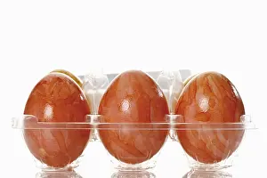 Close Up Photography Stampe: Colored Easter eggs in blister pack