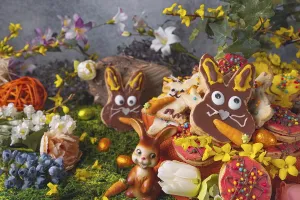 Christian Easter Traditions Stampe: Colourful decorated Easter biscuits with Easter decoration