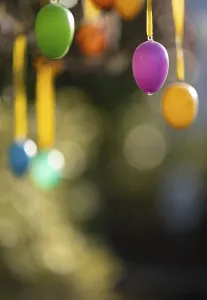Colourful Easter Eggs Stampe: Colourful Easter eggs hang on tree