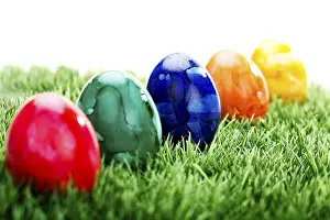 Close Up Easter Eggs Stampe: Colourful Easter eggs on a lawn