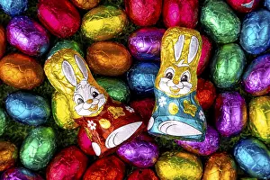Traditional Easter Sweets Stampe: Colourful Easter sweets on grass
