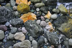 Colourful Pebbles Stampe: Colourful pebbles of various sizes with different patterns