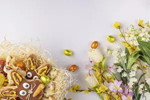 Baked Goods Decoration Stampe: Colourfully decorated Easter biscuits in a nest