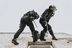 Emergency Response Team Stampe: Two commandos train at the base