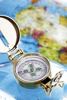 Compass Navigation Stampe: Compass on globe