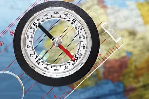 Studio Compass Shot Stampe: Compass on globe
