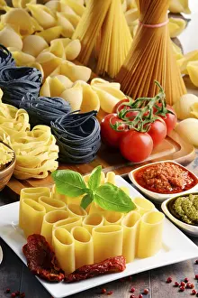 Empty Kitchen Table Setting Stampe: Composition with different sorts of pasta on kitchen table