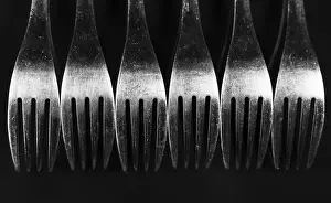 Arte Minimalista Stampe: Composizione composta da forchette sullo sfondo nero.